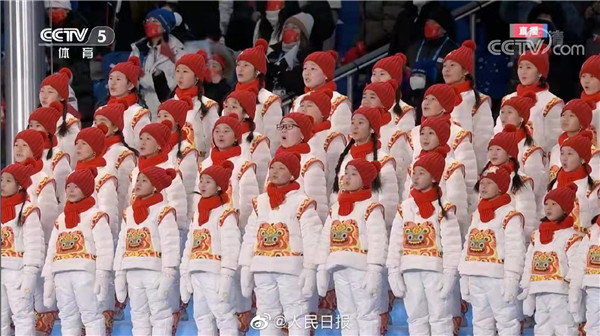 一起向未来！十佳设计师丁洁在鸟巢与孩子们“虎头虎脑”迎冬奥